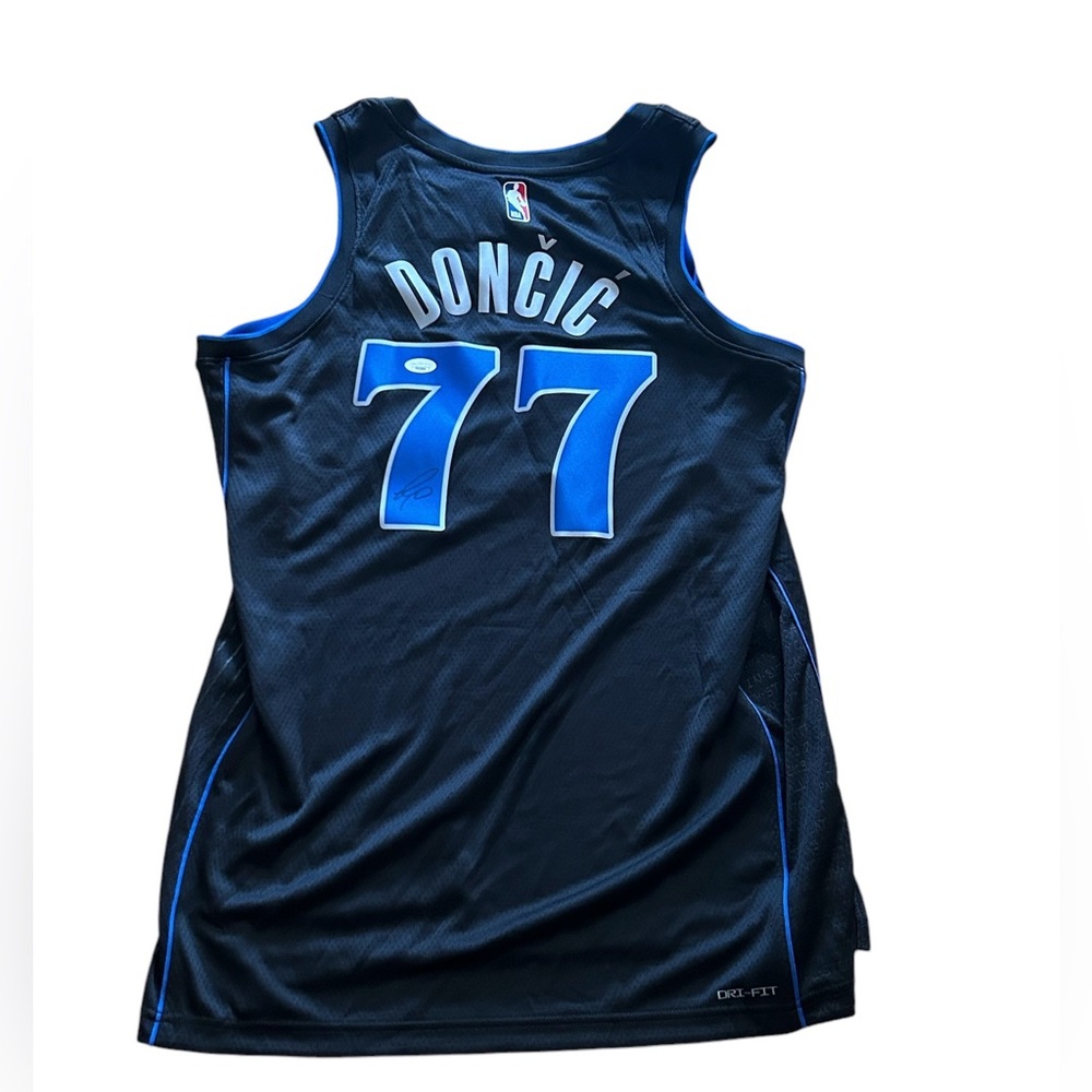 Luka Doncic signed Nikeโ Dallas Mavericks Jersey JSA LOA